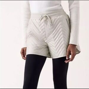 New Athleta Apres Ski Women's Quilted Puffer Shorts Size 6 NWT $89 Abalone/Ivory